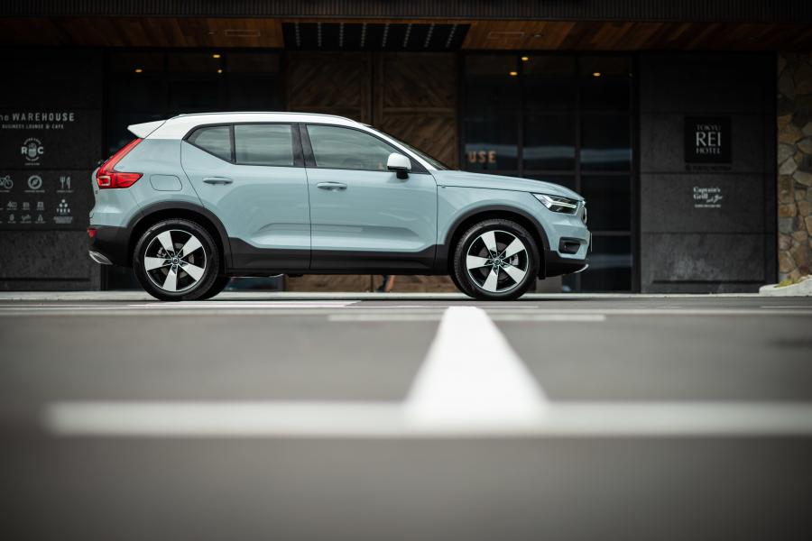  Volvo XC40 T4 Momentum 2018 года  (JP) (фото 2 из 13)